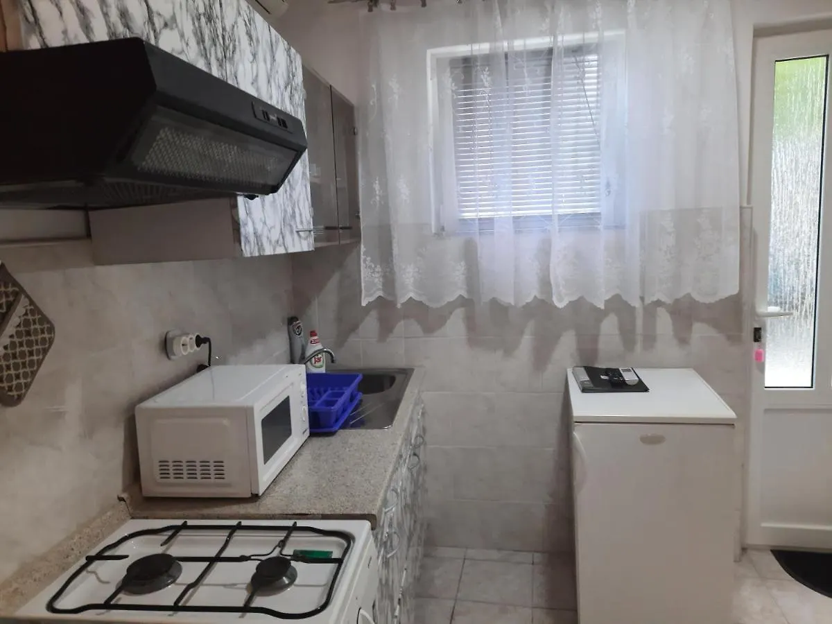 Apartmani Ana-Lora Lopar 0*,